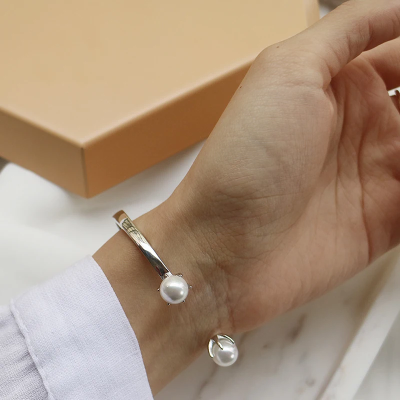 Korean 925 Sterling Silver 2 Big Pearl Bangle Polished White Gold Square Bar Metal Bracelet Bangels Women Elegant Luxury Jewelry
Korean 925 Sterling Silver 2 Big Pearl Bangle Polished White Gold Square Bar Metal Bracelet Bangels Women Elegant Luxury Jewelry