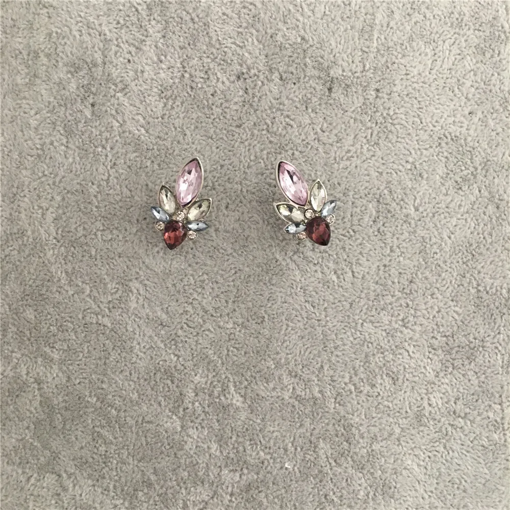 CLASSIC RHODIUM COLOR PINK CLEAR SKYBLUE BURGUNDY BOAT RHINESTONE STUD EARRING FOR WOMAN
CLASSIC RHODIUM COLOR PINK CLEAR SKYBLUE BURGUNDY BOAT RHINESTONE STUD EARRING FOR WOMAN