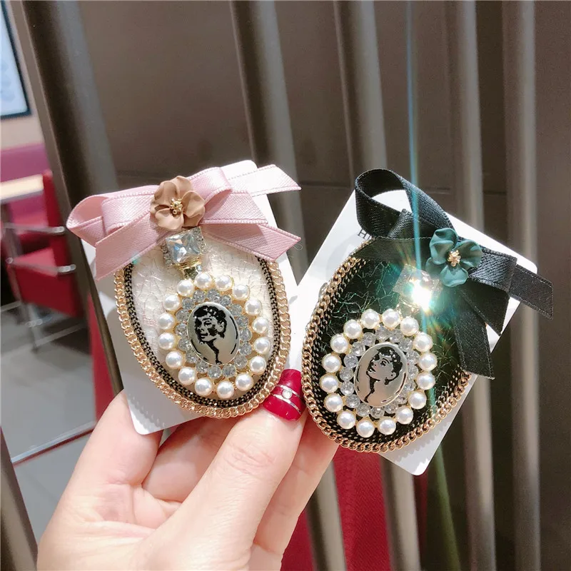 Fashion Crystal Pink Ribbon Bow Brooches Pins Perfume Bottle Pearl Flower Round Lapel Pin Badge Brooch Women Jewelry Accessories
Fashion Crystal Pink Ribbon Bow Brooches Pins Perfume Bottle Pearl Flower Round Lapel Pin Badge Brooch Women Jewelry Accessories