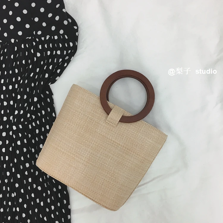 Designer Ring Woven Straw Handbag Wooden Handle Bucket Bag Women's Fashion Shoulder Bags Women Vintage Luxury New Crossbody Bag
Designer Ring Woven Straw Handbag Wooden Handle Bucket Bag Women's Fashion Shoulder Bags Women Vintage Luxury New Crossbody Bag
