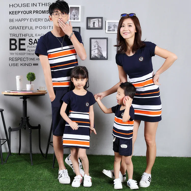 2019 mother daughter dresses summer Dad Son cotton stripes splicing T-shirts family matching outfits
2019 mother daughter dresses summer Dad Son cotton stripes splicing T-shirts family matching outfits