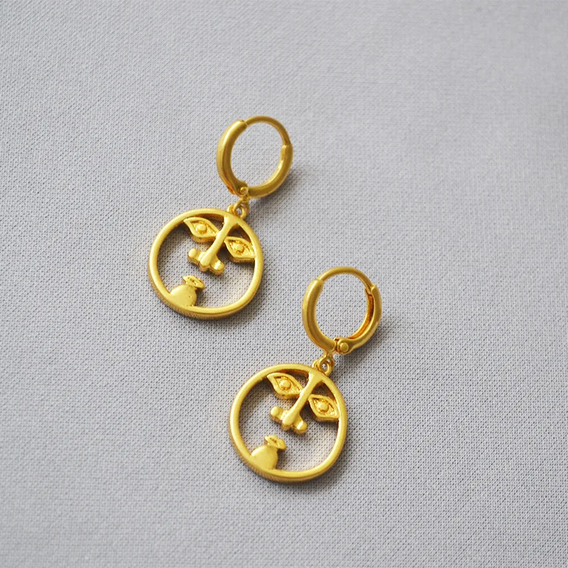Europe and the United States simple funny Facebook retro golden temperament Joker simple small ear buckle earrings female
Europe and the United States simple funny Facebook retro golden temperament Joker simple small ear buckle earrings female