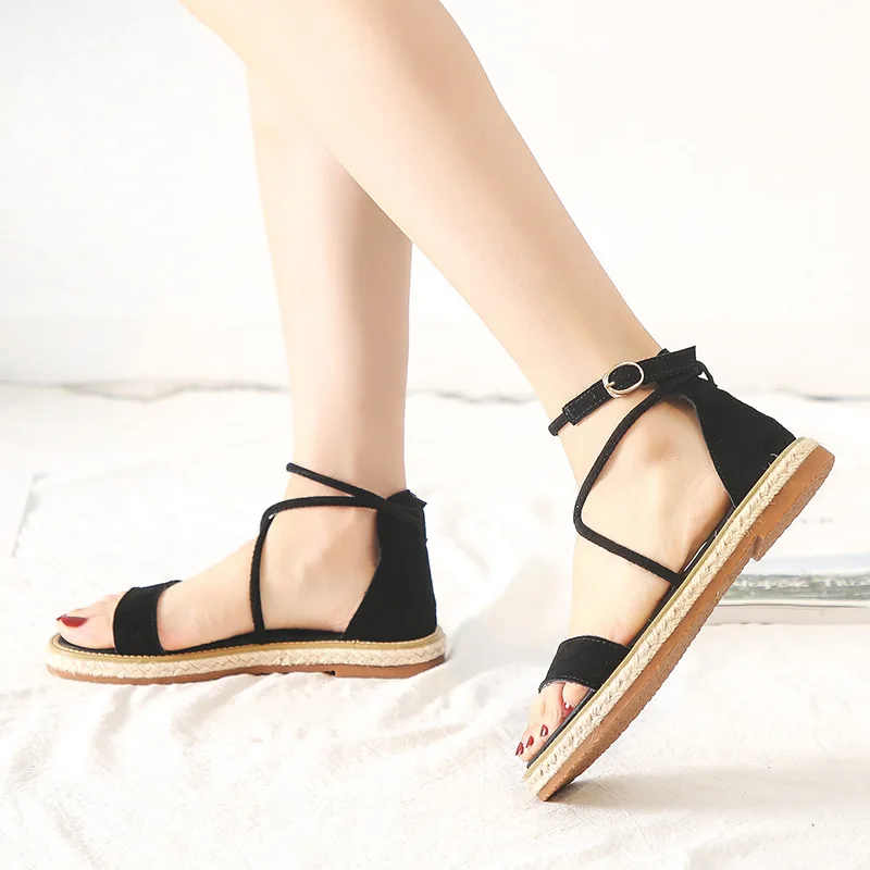 Korean students Roman sandals female summer 2019 new cross straps retro word buckle large size flat shoes.
Korean students Roman sandals female summer 2019 new cross straps retro word buckle large size flat shoes.