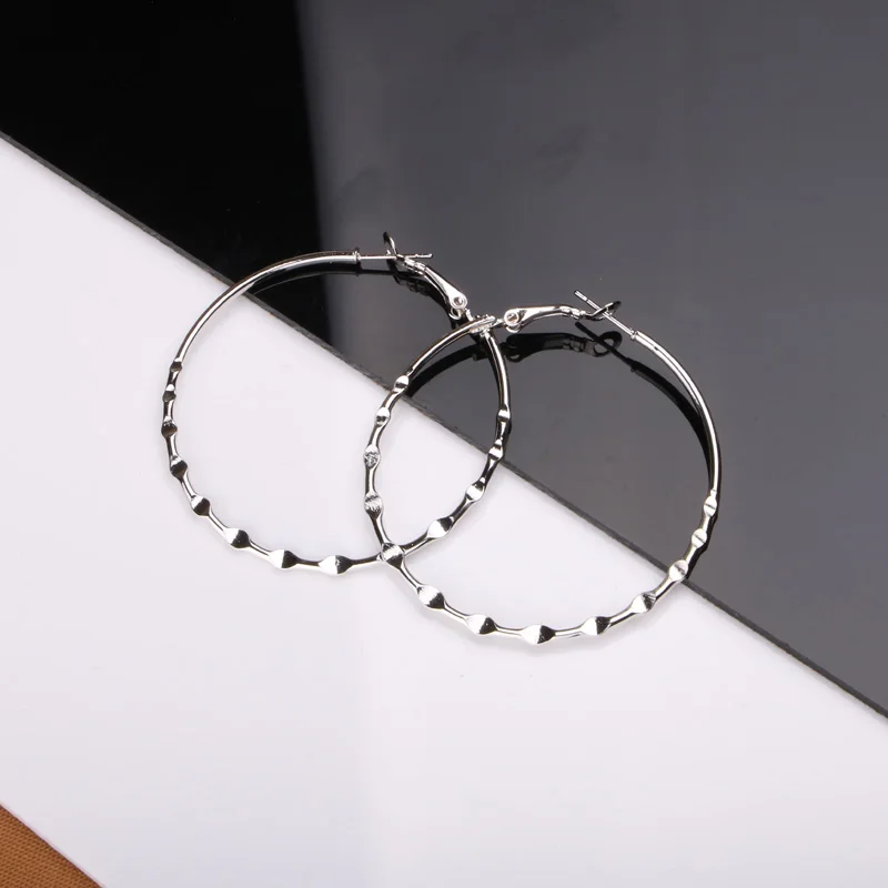 Gold Silver color Big Hoop Earring for Women 5cm fashion women Accessories hot simple Earing
Gold Silver color Big Hoop Earring for Women 5cm fashion women Accessories hot simple Earing