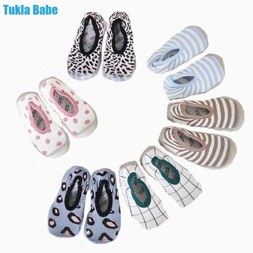Non-slip children's soft bottom shoes baby indoor shoes outdoor rubber bottom children's toddler shoes boat first walker shoes
Non-slip children's soft bottom shoes baby indoor shoes outdoor rubber bottom children's toddler shoes boat first walker shoes