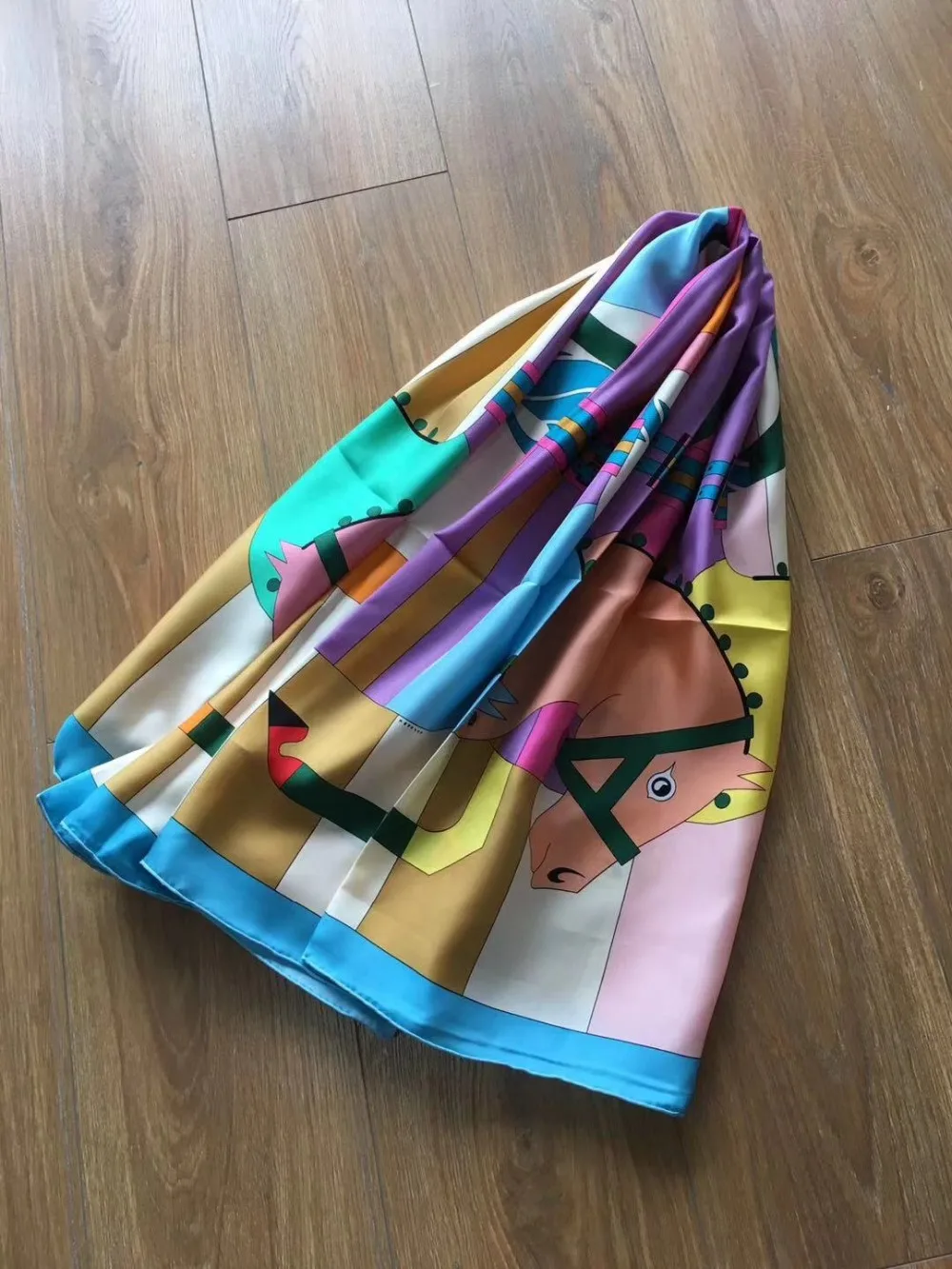 2019 new arrival autumn spring horse pattern 135*135 cm big square scarf 100% silk twill hand made roll shawl wrap lady
2019 new arrival autumn spring horse pattern 135*135 cm big square scarf 100% silk twill hand made roll shawl wrap lady