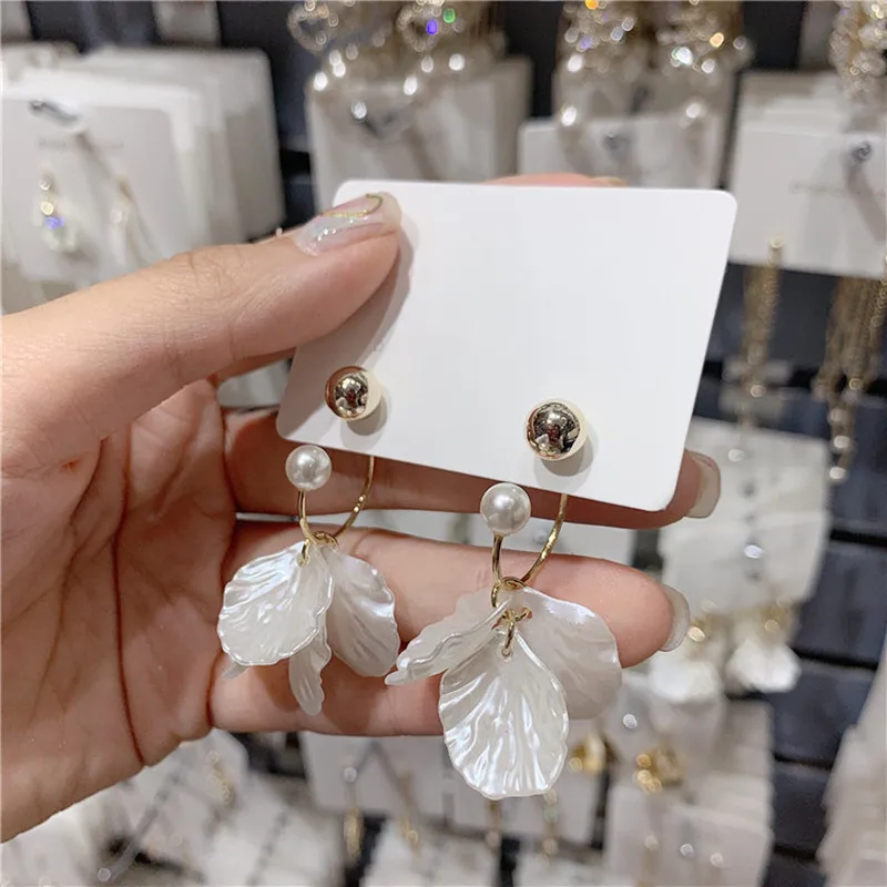 Dominated new 2019 personality Resin petal Drop earrings Simple fashion temperament metal circle long pearl earrings
Dominated new 2019 personality Resin petal Drop earrings Simple fashion temperament metal circle long pearl earrings
