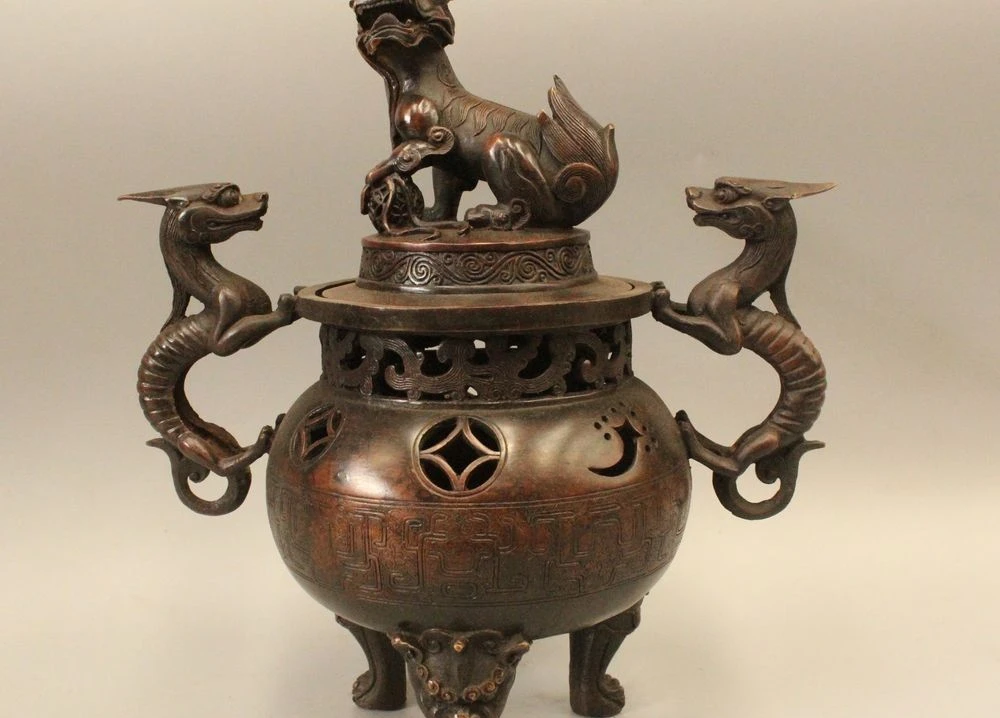 11" Marked China Chinese Bronze Lion Dragon Beast Handle Incense Burner Censer
11" Marked China Chinese Bronze Lion Dragon Beast Handle Incense Burner Censer