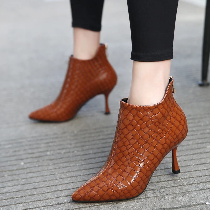 EOEODOIT Women Fashion Leather Ankle Boots Short Pointed Toe Crocodile Pattern Sexy Stiletto Heel High Heel Lady Autumn Pumps
EOEODOIT Women Fashion Leather Ankle Boots Short Pointed Toe Crocodile Pattern Sexy Stiletto Heel High Heel Lady Autumn Pumps