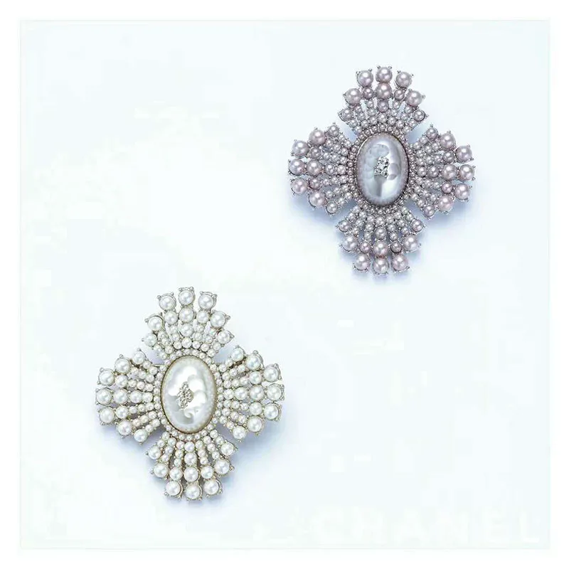 Fashion Jewelry For Women White and pink Pearl brooches C brand Vintage Copper Design Fashion Party brooches
Fashion Jewelry For Women White and pink Pearl brooches C brand Vintage Copper Design Fashion Party brooches