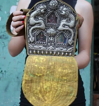 Collect Old Tibet Silver Hanging Silk Ghau Guru Rinpoche Buddha statue Shrines A
Collect Old Tibet Silver Hanging Silk Ghau Guru Rinpoche Buddha statue Shrines A