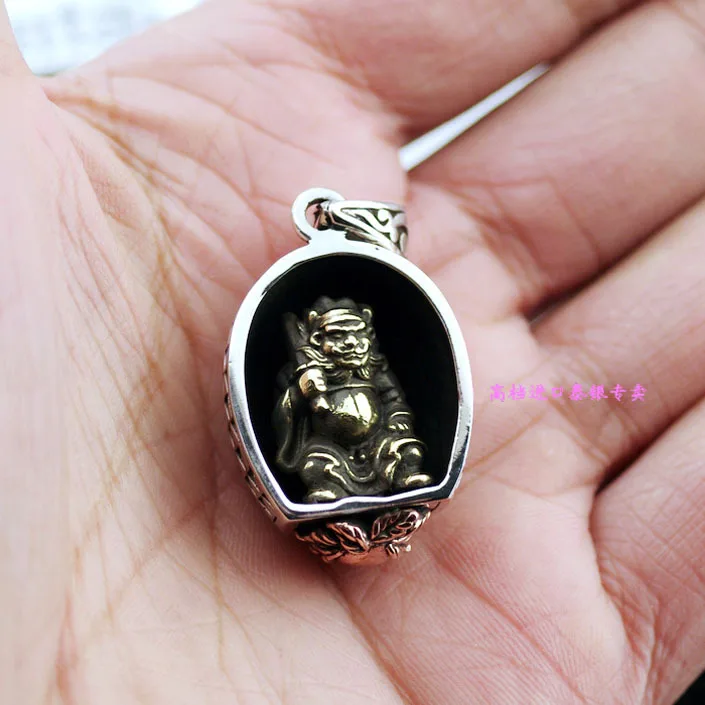 Oriental Vibrations 925 sterling silver high-grade amulets golden Zhong Kui monarch pendants
Oriental Vibrations 925 sterling silver high-grade amulets golden Zhong Kui monarch pendants