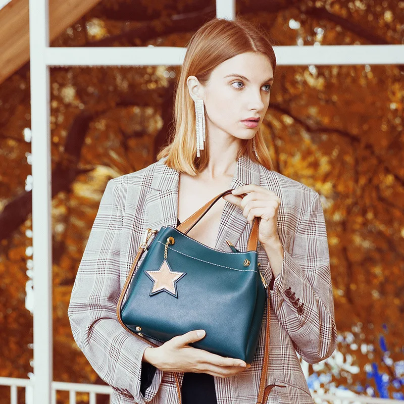 Luxury Women's Bag Soft Over The Shoulder Female Woman Messenger Bags 2019 Summer Ladies Hand Bags High Capacity Genuine Leather
Luxury Women's Bag Soft Over The Shoulder Female Woman Messenger Bags 2019 Summer Ladies Hand Bags High Capacity Genuine Leather