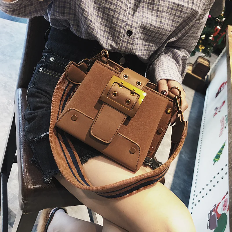 2018 new Korean fashion matte belt buckle wide shoulder trapezoid square bag shoulder bag
2018 new Korean fashion matte belt buckle wide shoulder trapezoid square bag shoulder bag