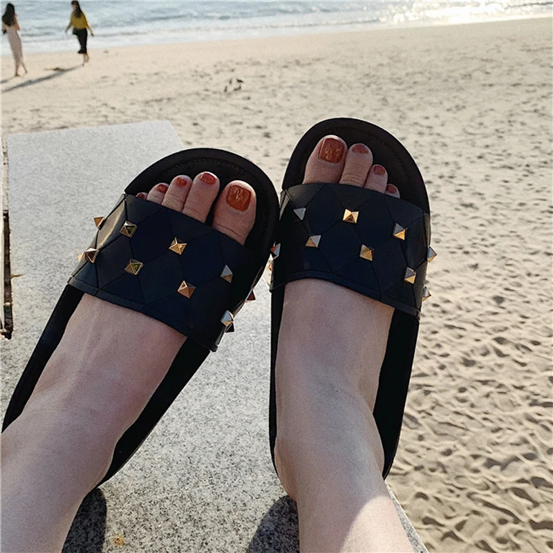 2019 Summer Rivet Slippers Shoes Woman Plaid Designer Flipflops Pantufa Slides Studs Slippers Punk Riveted Sandals Beach Shoes
2019 Summer Rivet Slippers Shoes Woman Plaid Designer Flipflops Pantufa Slides Studs Slippers Punk Riveted Sandals Beach Shoes