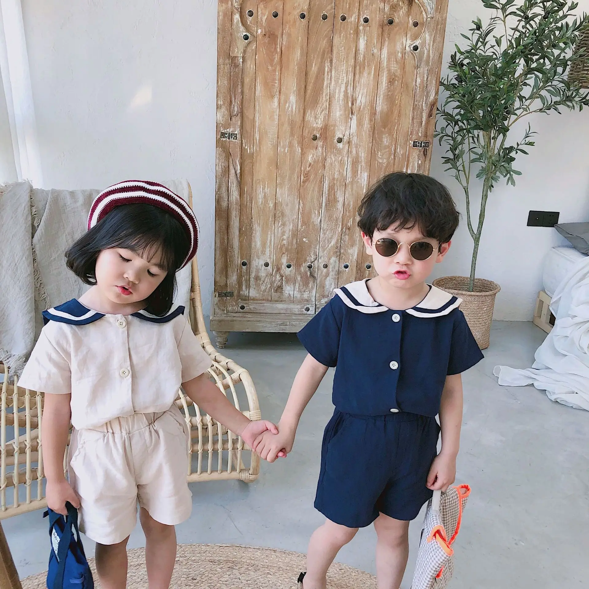 Summer Korean style kids sailor collar cotton linen clothes sets cute boys girls short sleeve T shirt + shorts 2pcs suits
Summer Korean style kids sailor collar cotton linen clothes sets cute boys girls short sleeve T shirt + shorts 2pcs suits