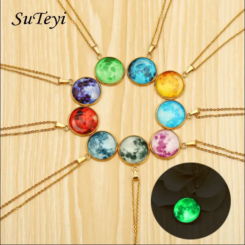 SUTEYI Roamantic Gold Necklace Luminous Round Glass Moon Planet Pendant Glow Jewelry For Women Men Stainless Steel Chain
SUTEYI Roamantic Gold Necklace Luminous Round Glass Moon Planet Pendant Glow Jewelry For Women Men Stainless Steel Chain