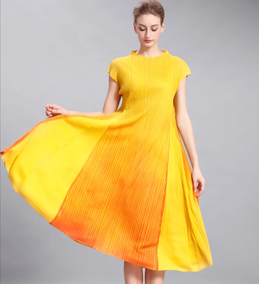 Miyake Fold color spray large swing dress summer pleated dress fashion half high pressure sleeveless free shipping
Miyake Fold color spray large swing dress summer pleated dress fashion half high pressure sleeveless free shipping
