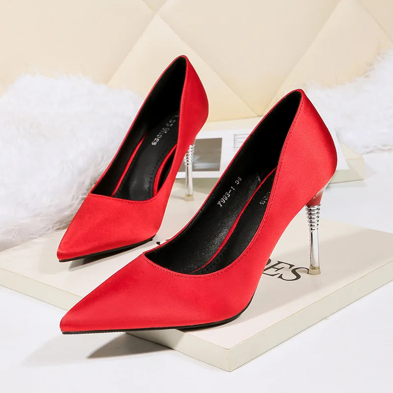 Pointed Toe Silk Satin Shoes Women Pumps Stilettos 2019 Shallow High Heels Shoes Woman Clear Heel Office Party Shoe Red Pink
Pointed Toe Silk Satin Shoes Women Pumps Stilettos 2019 Shallow High Heels Shoes Woman Clear Heel Office Party Shoe Red Pink
