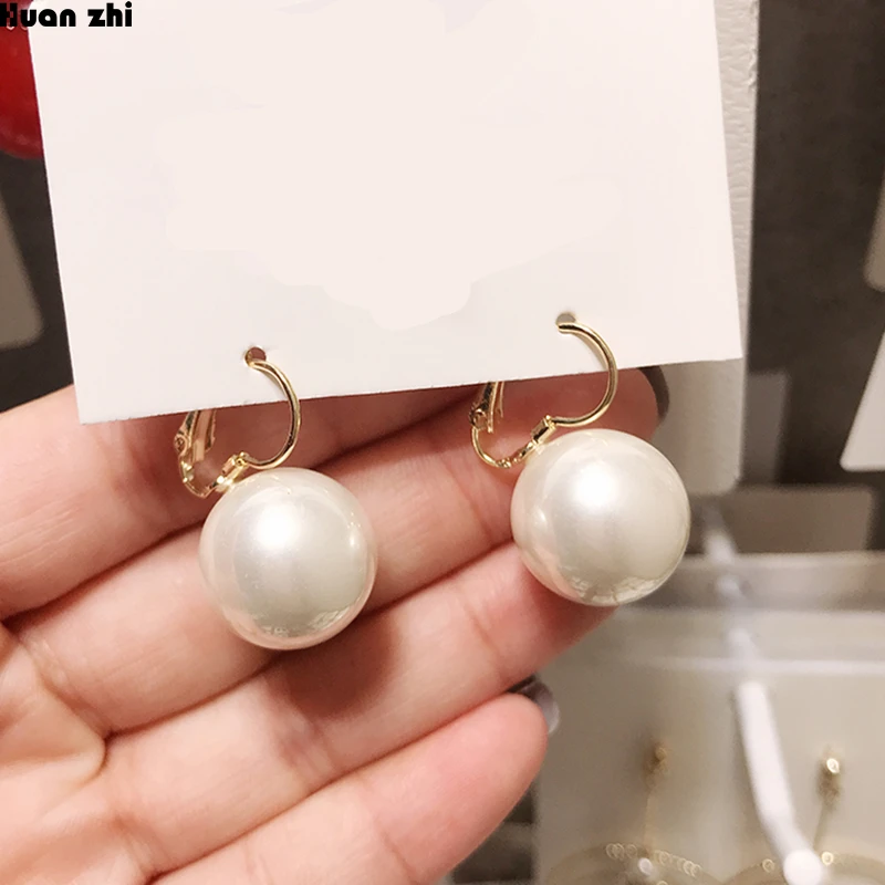 HUANZHI 2019 New Korean Gold Metal Buckle Small Pearl Red Round Ball Stud Earrings for Women Girl Wedding Party Jewelry Gift
HUANZHI 2019 New Korean Gold Metal Buckle Small Pearl Red Round Ball Stud Earrings for Women Girl Wedding Party Jewelry Gift