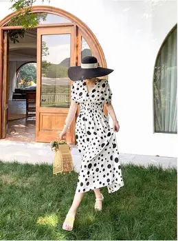 Summer of 2020 the new black and white and the size of the wave point two a v-neck dress before and after printing
Summer of 2020 the new black and white and the size of the wave point two a v-neck dress before and after printing