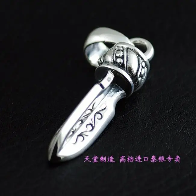 925 sterling silver the cold steel of a triangular spearhead Thai silver pendants
925 sterling silver the cold steel of a triangular spearhead Thai silver pendants