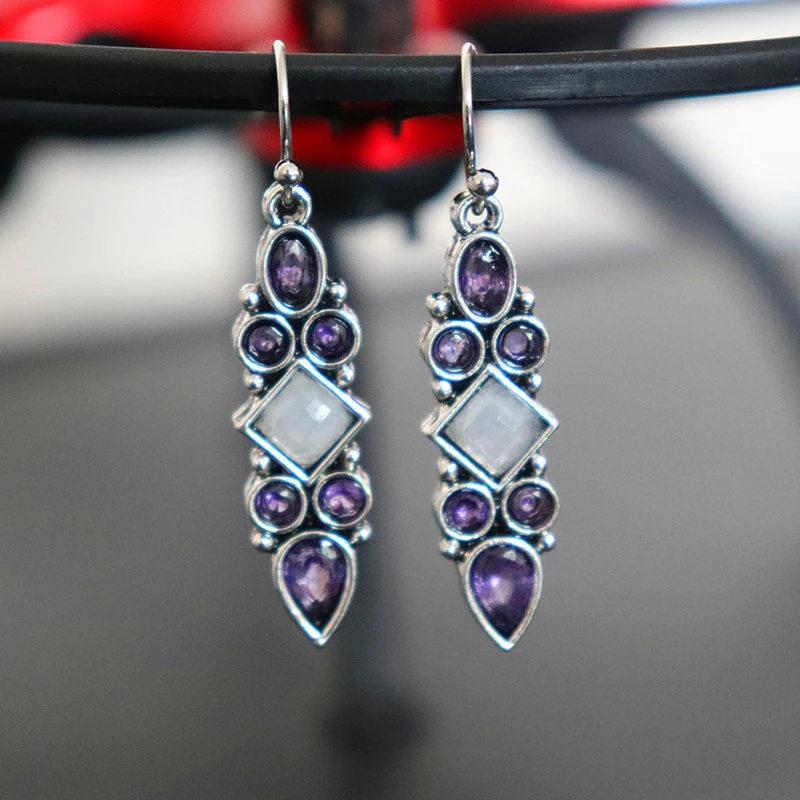 LOREDANA Distinguished ladies purple zircon-inlaid grape-drop earrings, suitable for parties and street photography.
LOREDANA Distinguished ladies purple zircon-inlaid grape-drop earrings, suitable for parties and street photography.