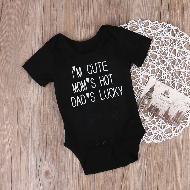 Принт с надписью «I'm Cute Mom'S Hot Dad'S», черный, с коротким рукавом, комбинезоны для новорожденных, хлопковые комбинезоны для детей, одежда-унисекс для младенцев
Принт с надписью «I'm Cute Mom'S Hot Dad'S», черный, с коротким рукавом, комбинезоны для новорожденных, хлопковые комбинезоны для детей, одежда-унисекс для младенцев