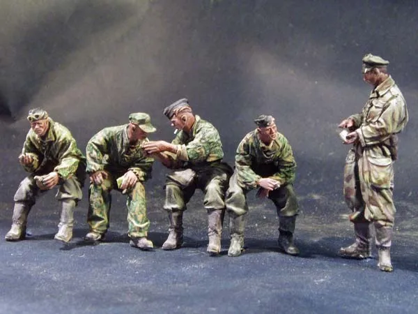 Неокрашенный комплект 1/ 35 panzer crew at rest Россия включает 5 исторических фигурок