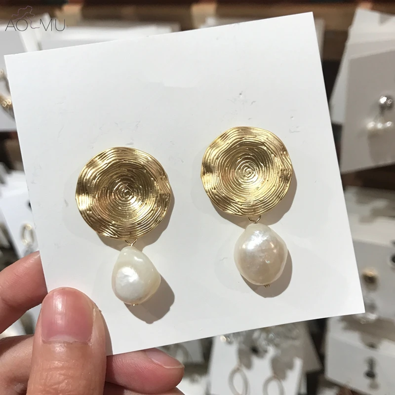 AOMU Simple New Irregular Bump Gold Matte Metal Geometric Circle Natural Freshwater Pearl Long Dangle Earrings for Women Girl
AOMU Simple New Irregular Bump Gold Matte Metal Geometric Circle Natural Freshwater Pearl Long Dangle Earrings for Women Girl