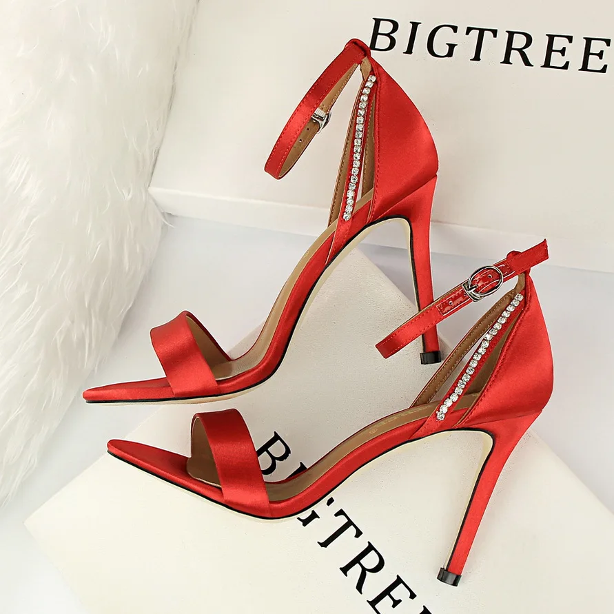 2019 new summer wild open toe black high heel stiletto banquet wedding shoes word buckle with sandals female
2019 new summer wild open toe black high heel stiletto banquet wedding shoes word buckle with sandals female