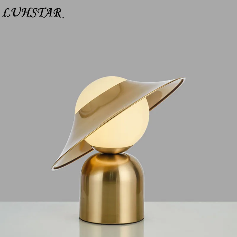 Nordic Postmodern Creative Metal Hat Led Desk Lamp Designer Gold Table Lamp Living Room Bedroom Bedside Lamp Home Decor Lamparas
Nordic Postmodern Creative Metal Hat Led Desk Lamp Designer Gold Table Lamp Living Room Bedroom Bedside Lamp Home Decor Lamparas