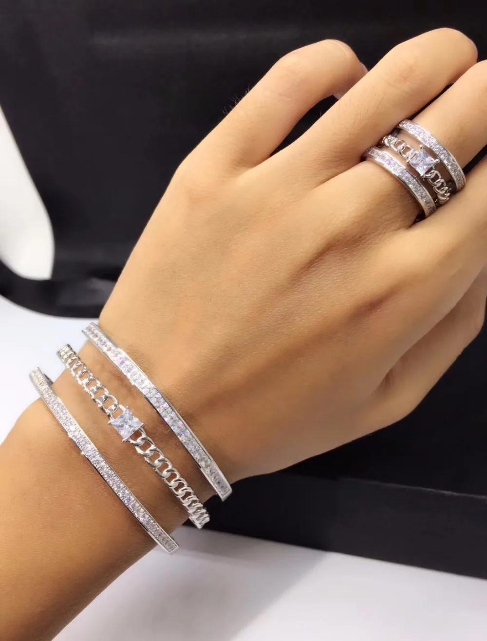 New Arrival round shape exquisite micro pave setting Cuff Bracelets Bangle Women and cuff Ring Jewelry Bijoux
New Arrival round shape exquisite micro pave setting Cuff Bracelets Bangle Women and cuff Ring Jewelry Bijoux