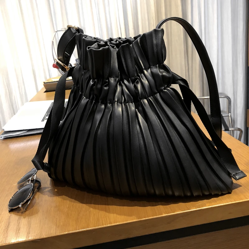 Celebrity Bag For Women 2019 Japan Style Pleated Fold Brand Designer Handbag Black Soft Pu Leather Elegant Shoulder Bag Party
Celebrity Bag For Women 2019 Japan Style Pleated Fold Brand Designer Handbag Black Soft Pu Leather Elegant Shoulder Bag Party