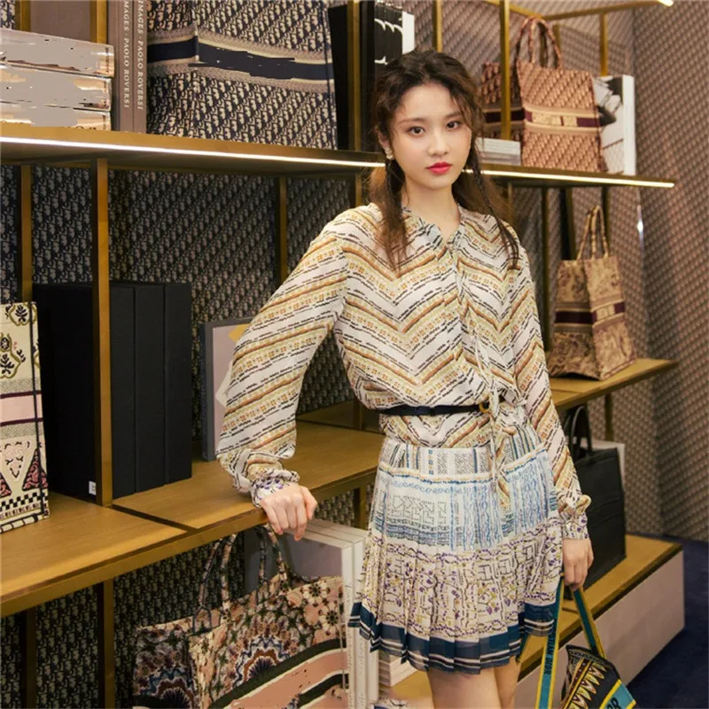2019 Summer Brand Designer Runway Dress Women Bow Long Sleeve Printed Loose Pleated Chiffon Shirt Dress Party Clothes
2019 Summer Brand Designer Runway Dress Women Bow Long Sleeve Printed Loose Pleated Chiffon Shirt Dress Party Clothes