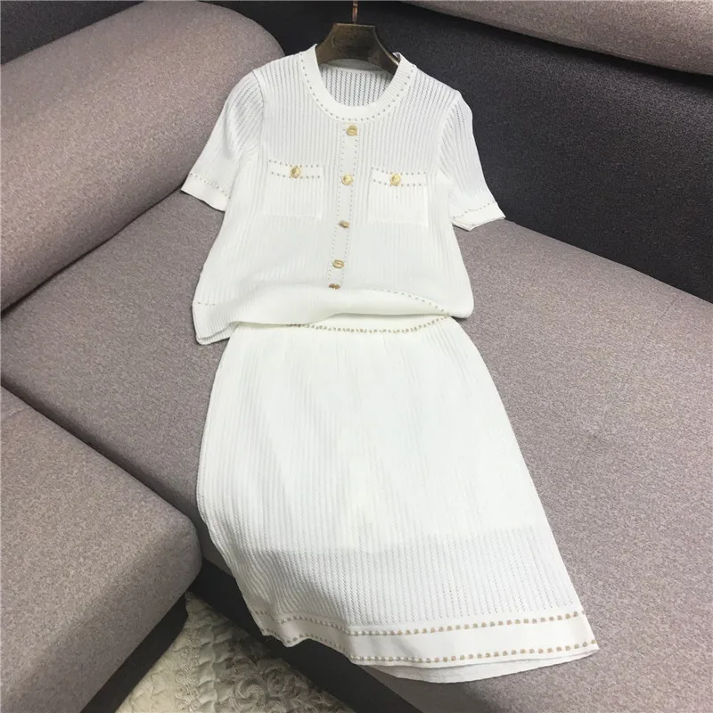 suits female gold buckle decorative hollow out coat + gold edge skirt brim pure color two-piece outfit in the summer
suits female gold buckle decorative hollow out coat + gold edge skirt brim pure color two-piece outfit in the summer