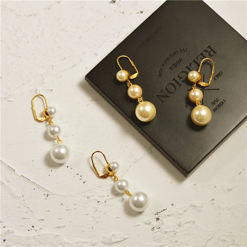 European and American French simple gradient round three pearl earrings brass linear earrings
European and American French simple gradient round three pearl earrings brass linear earrings