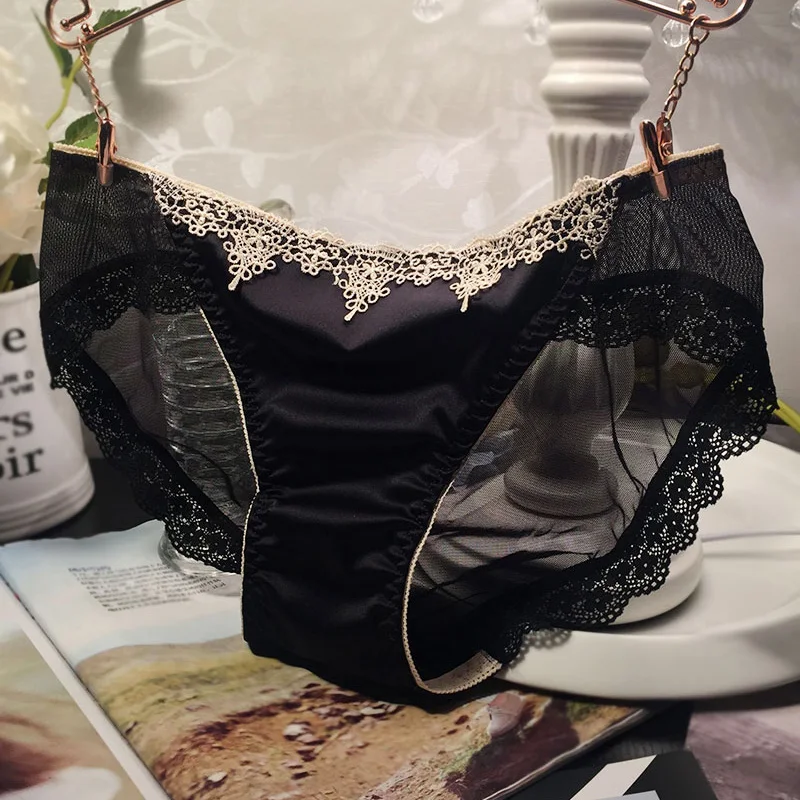 Fashion luxury royal transparent gauze lace sexy panties female transparent mid waist comfortable 100% cotton briefs
Fashion luxury royal transparent gauze lace sexy panties female transparent mid waist comfortable 100% cotton briefs