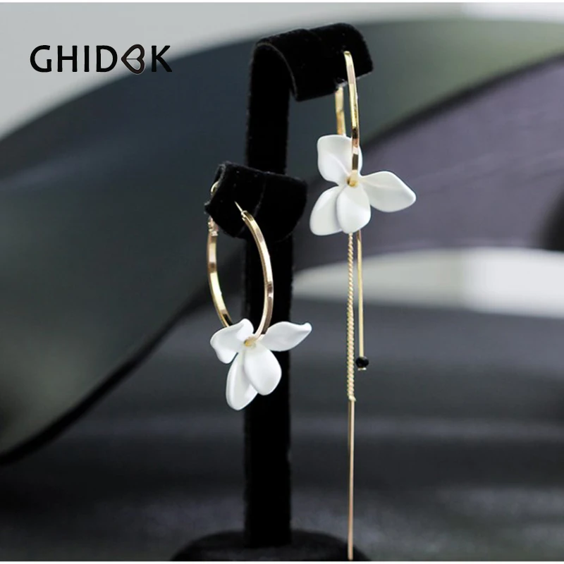 

GHIDBK Trendy White Flower Asymmetric Earrings for Women Gold Color Long Chain Bar Hanging Earrings Simple Small Hoops Earrings