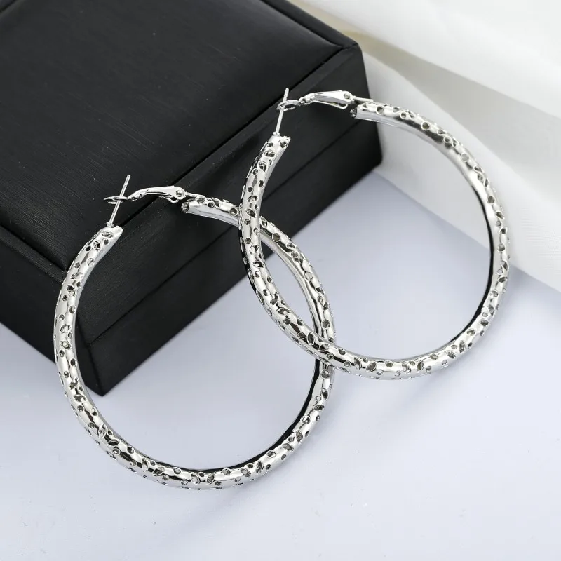 Elegant Hollow Tube Hoop Earrings For Women Gold/Silver/Rose Gold Color Metal Chunky Round Statement Earing 2019 Hoops
Elegant Hollow Tube Hoop Earrings For Women Gold/Silver/Rose Gold Color Metal Chunky Round Statement Earing 2019 Hoops