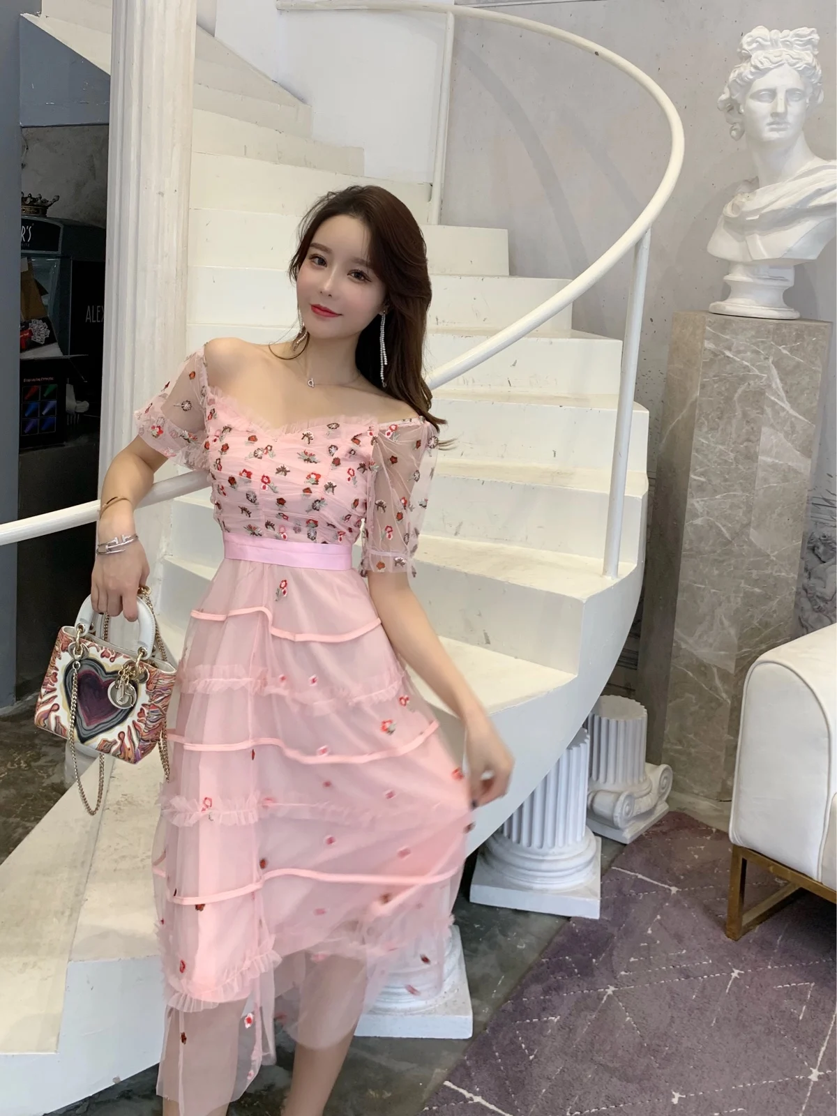 2019 summer Korean mesh embroidery flower stitching strap dress Ankle-Length Zippers V-Neck Sheath
2019 summer Korean mesh embroidery flower stitching strap dress Ankle-Length Zippers V-Neck Sheath