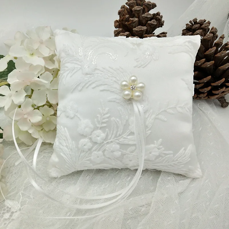 White Lace Faux Pearl Wedding Ring Pillow Decorative Marriage Ring Bearer Cushion Flower Girl Basket For Ceremony 20x20cm
White Lace Faux Pearl Wedding Ring Pillow Decorative Marriage Ring Bearer Cushion Flower Girl Basket For Ceremony 20x20cm