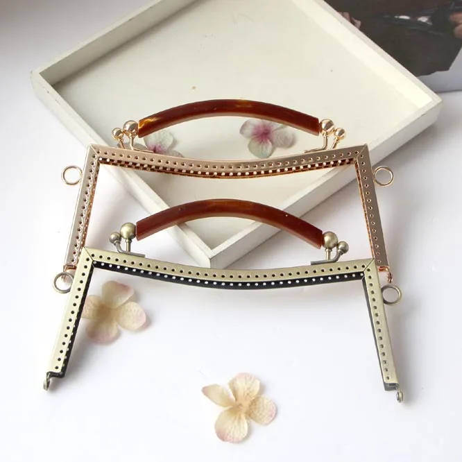 Handle 20.5cm Waist Square Shallow Gold Bronze Two Color Purse Frame Clasp Coin Purse Retro Frame For Purse
Handle 20.5cm Waist Square Shallow Gold Bronze Two Color Purse Frame Clasp Coin Purse Retro Frame For Purse