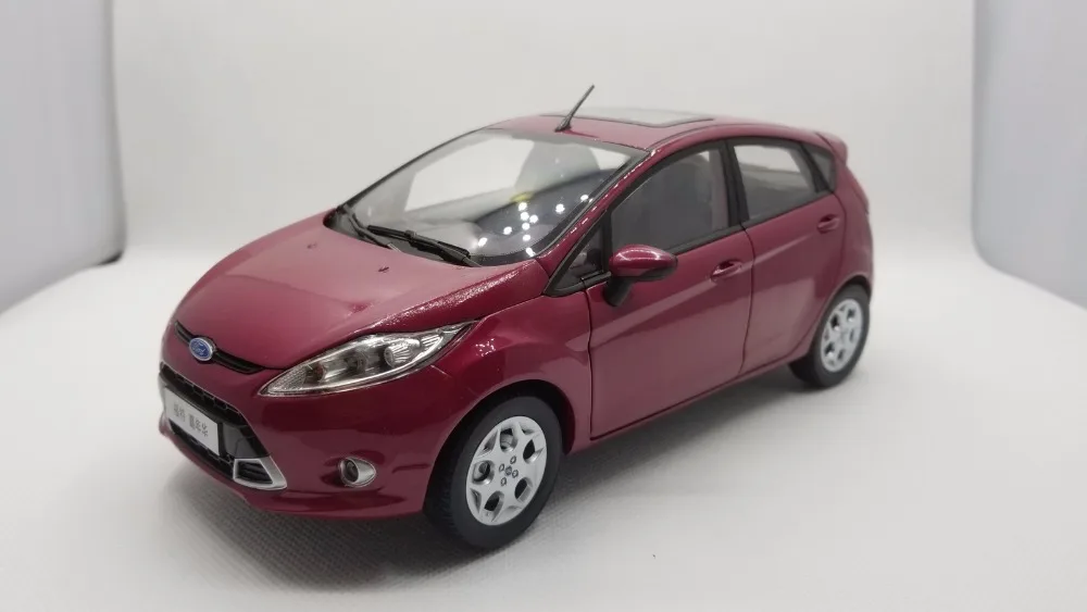 Модель литая в масштабе 1:18 для Ford Fiesta 2011 фиолетовый красный хэтчбек миниатюрная