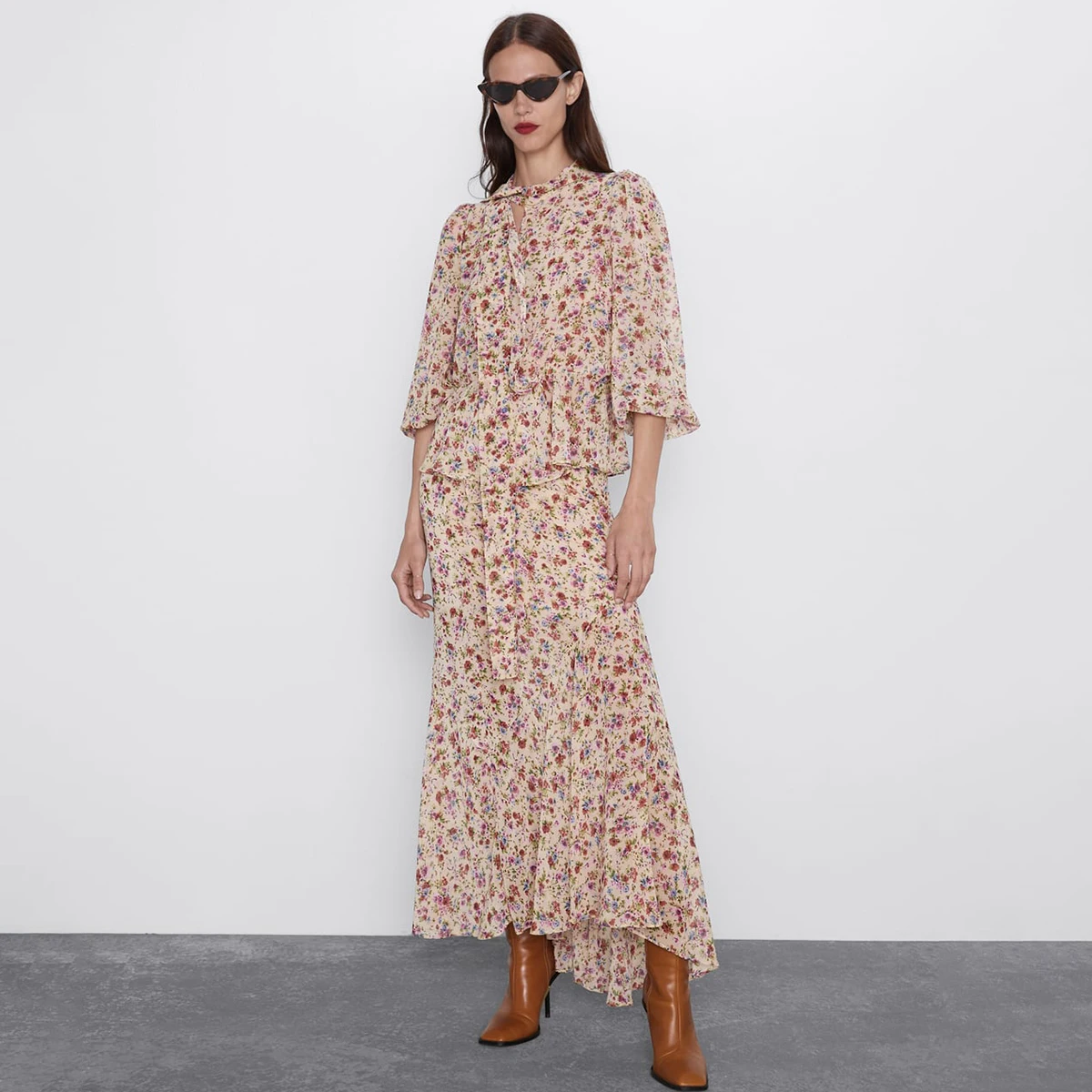 Jastie Floral Print Blouse High Neck Tie Hippie Boho Shirt Top Ruffle Hem Casual Women Shirts Blouses Blusas mujer de moda 2019
Jastie Floral Print Blouse High Neck Tie Hippie Boho Shirt Top Ruffle Hem Casual Women Shirts Blouses Blusas mujer de moda 2019