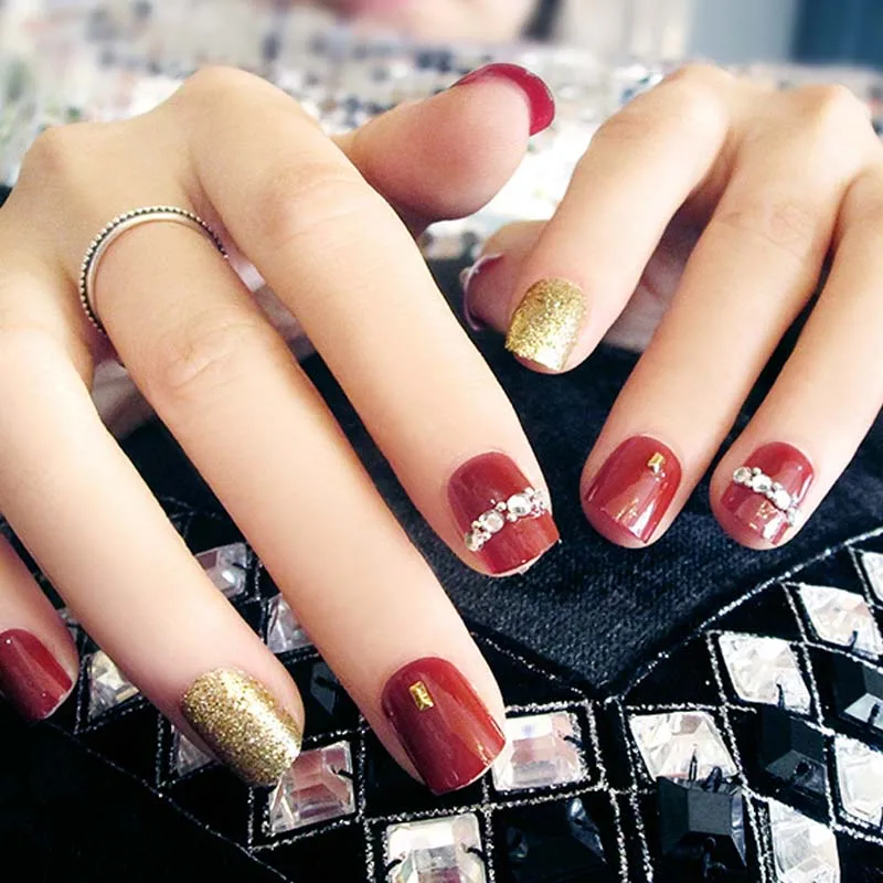 Ladies New Pre-design Fake Nails Elegant Full Cover Nail Art Tips With Glue Girls Fashion Red Gold Color Glitter False Nails
Ladies New Pre-design Fake Nails Elegant Full Cover Nail Art Tips With Glue Girls Fashion Red Gold Color Glitter False Nails
