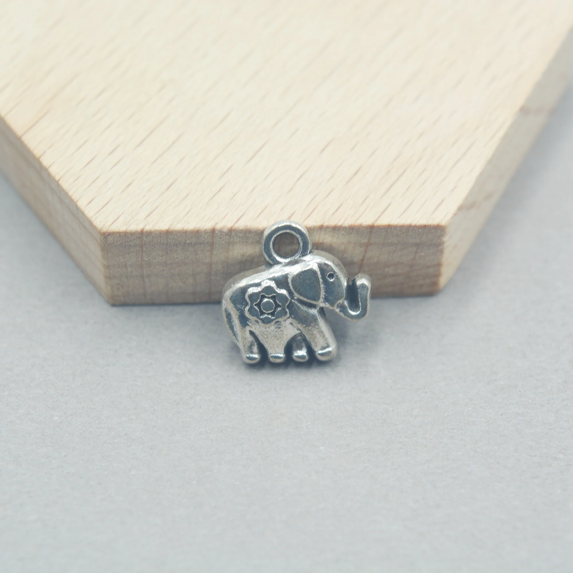 18Pcs Antique Tibetan Silver Tone Double sided Small Elephant Charms Animal Theme 12*12mm
18Pcs Antique Tibetan Silver Tone Double sided Small Elephant Charms Animal Theme 12*12mm