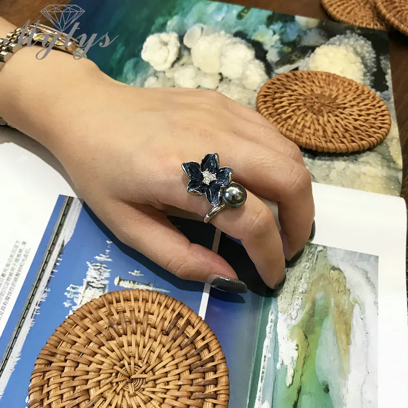 Mytys Dark Blue Enamel Flower Rings for Women Black Pearl Ring Fashion Party Jewelry High Quality Drop Shipping R2007
Mytys Dark Blue Enamel Flower Rings for Women Black Pearl Ring Fashion Party Jewelry High Quality Drop Shipping R2007