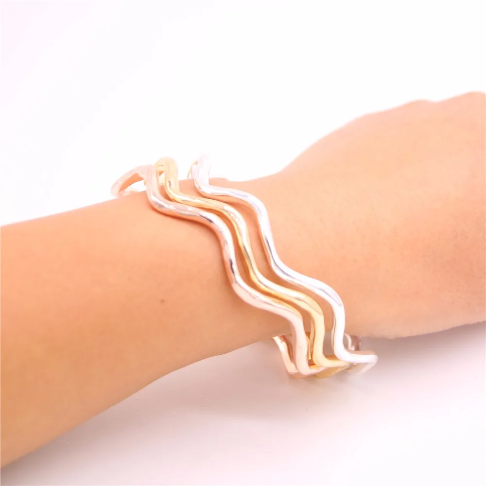 Fashion waves of the bangles Very nice curves Bangles Lovely lady corrugated metal bangles for women
Fashion waves of the bangles Very nice curves Bangles Lovely lady corrugated metal bangles for women