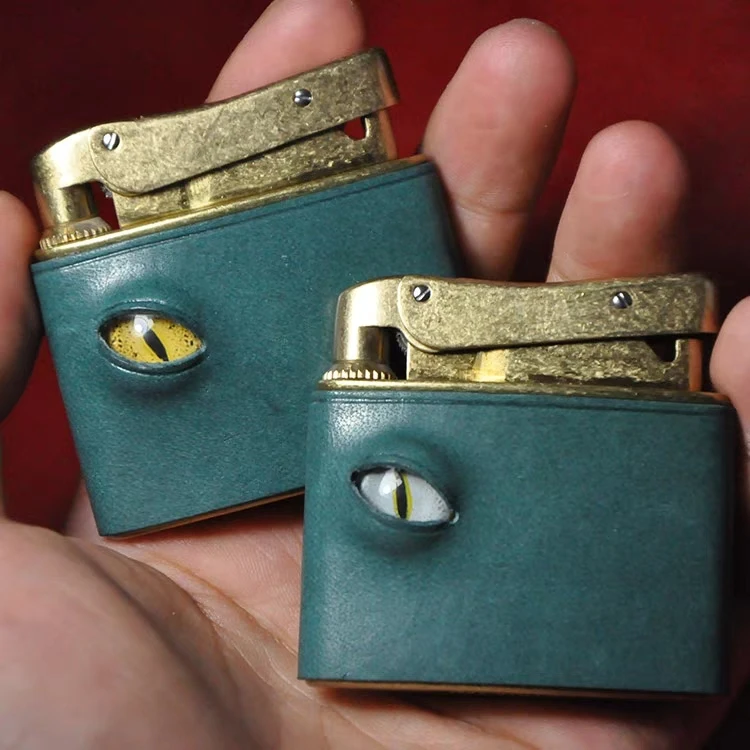 39*48mm Cat's Eye Gasoline Lighter Windproof Portable Retro Gas Lighter Gasoline Petrol Lighter Gadgets for Men Creative Gift
39*48mm Cat's Eye Gasoline Lighter Windproof Portable Retro Gas Lighter Gasoline Petrol Lighter Gadgets for Men Creative Gift